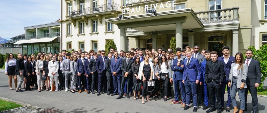 Gruppen Foto vor dem Restaurant in Interlaken