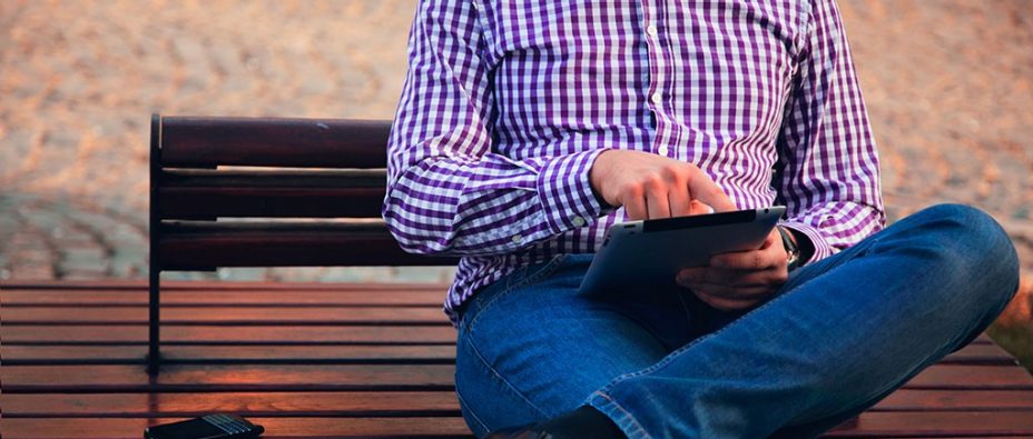 Geraete Mann mit Tablet