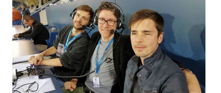 Die Kommentatoren Lyle Erb und Michael Wernli zusammen mit Jonas Pauchard in der Swissporarena in Luzern (von links nach rechts).