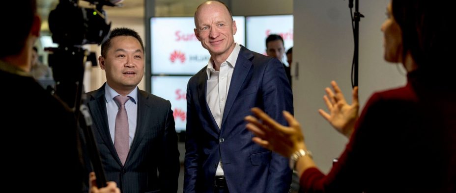 Dong Gang, President Carrier Business Western Europe Huawei, links und Olaf Swantee, CEO Sunrise, rechts, am 12. Dezember 2017 in Zürich.