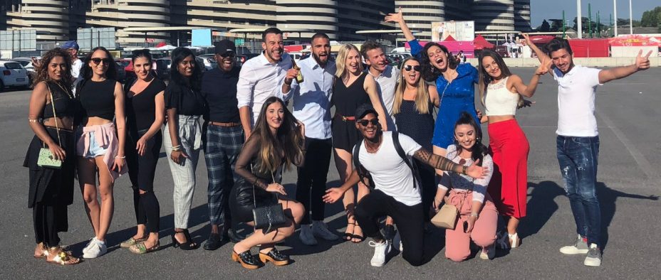 Die 16 glücklichen Gewinner vor dem San-Siro-Stadion in Mailand.